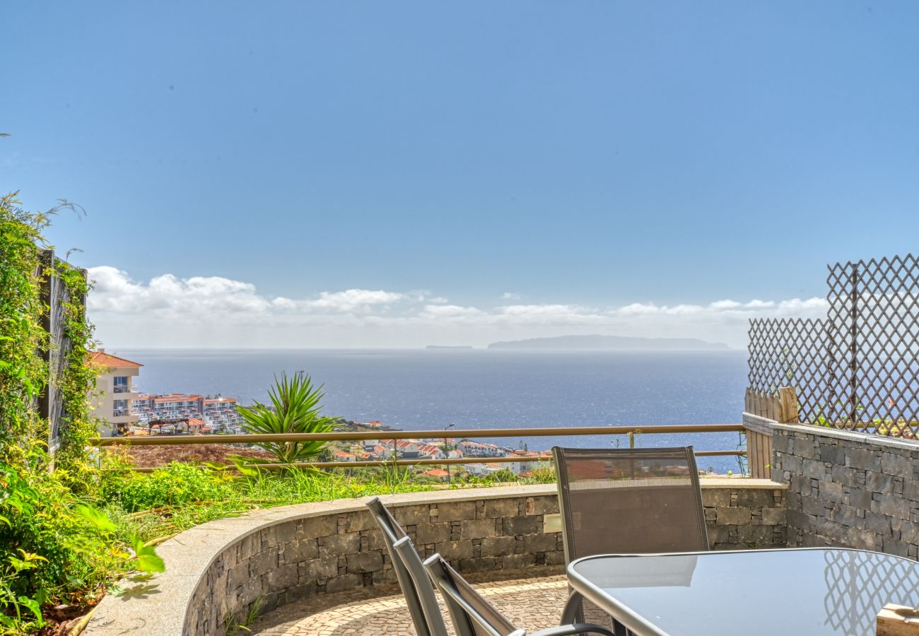 Apartamento em Caniço - Ocean View, a Home in Madeira