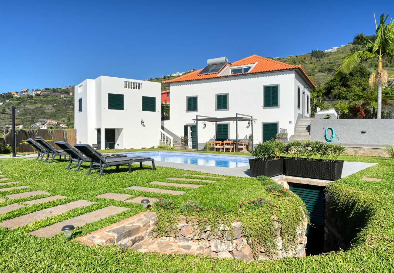 Villa em Arco da Calheta - Casa das Rosas, a Home in Madeira